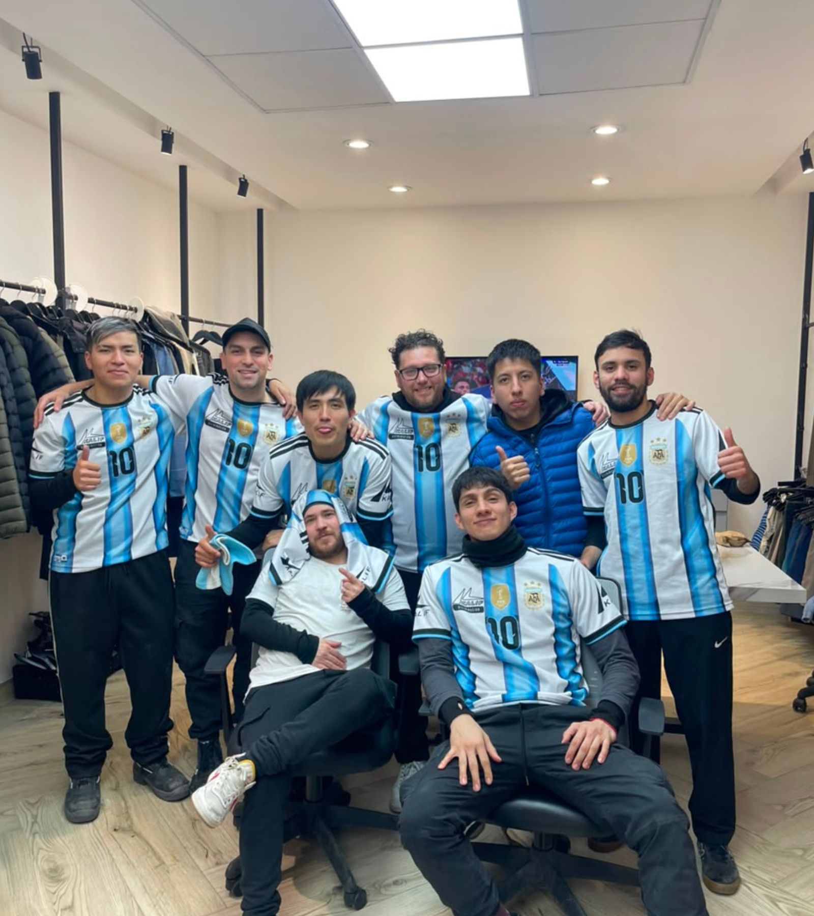 Equipo de Kalif Mayorista en el showroom